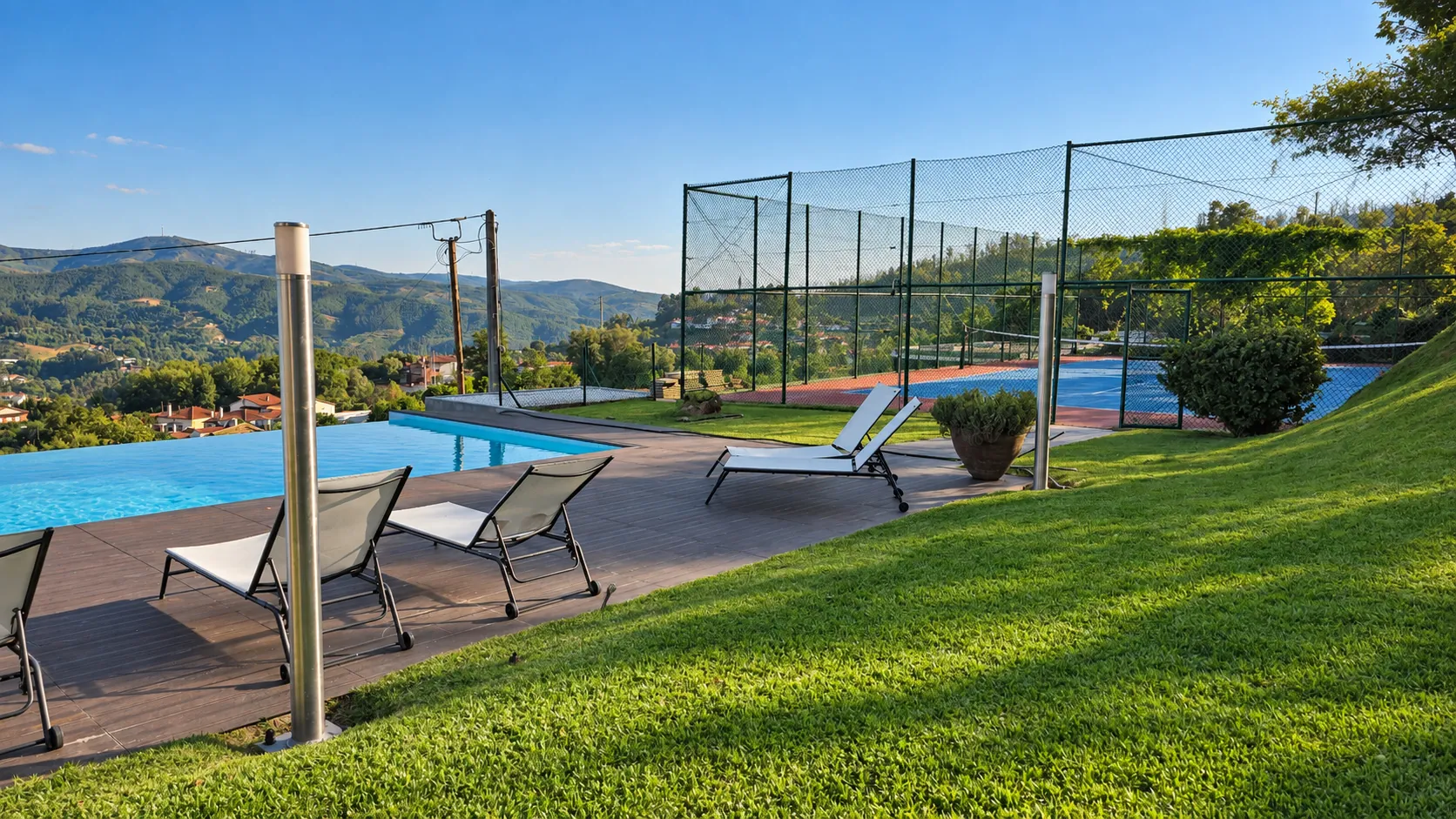 Relvado, piscina e campo de ténis com vista sobre o vale