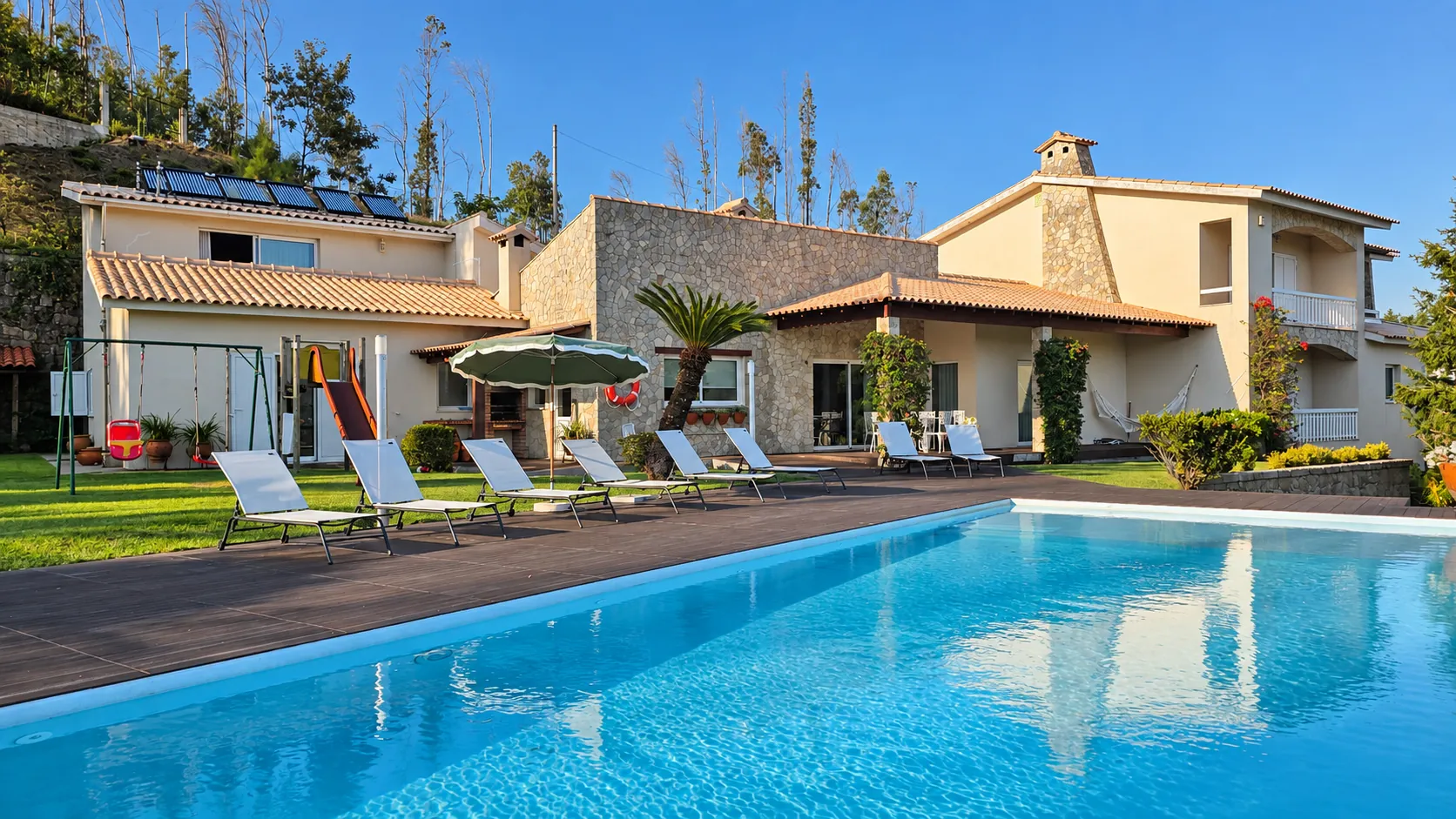 Piscina em frente à casa