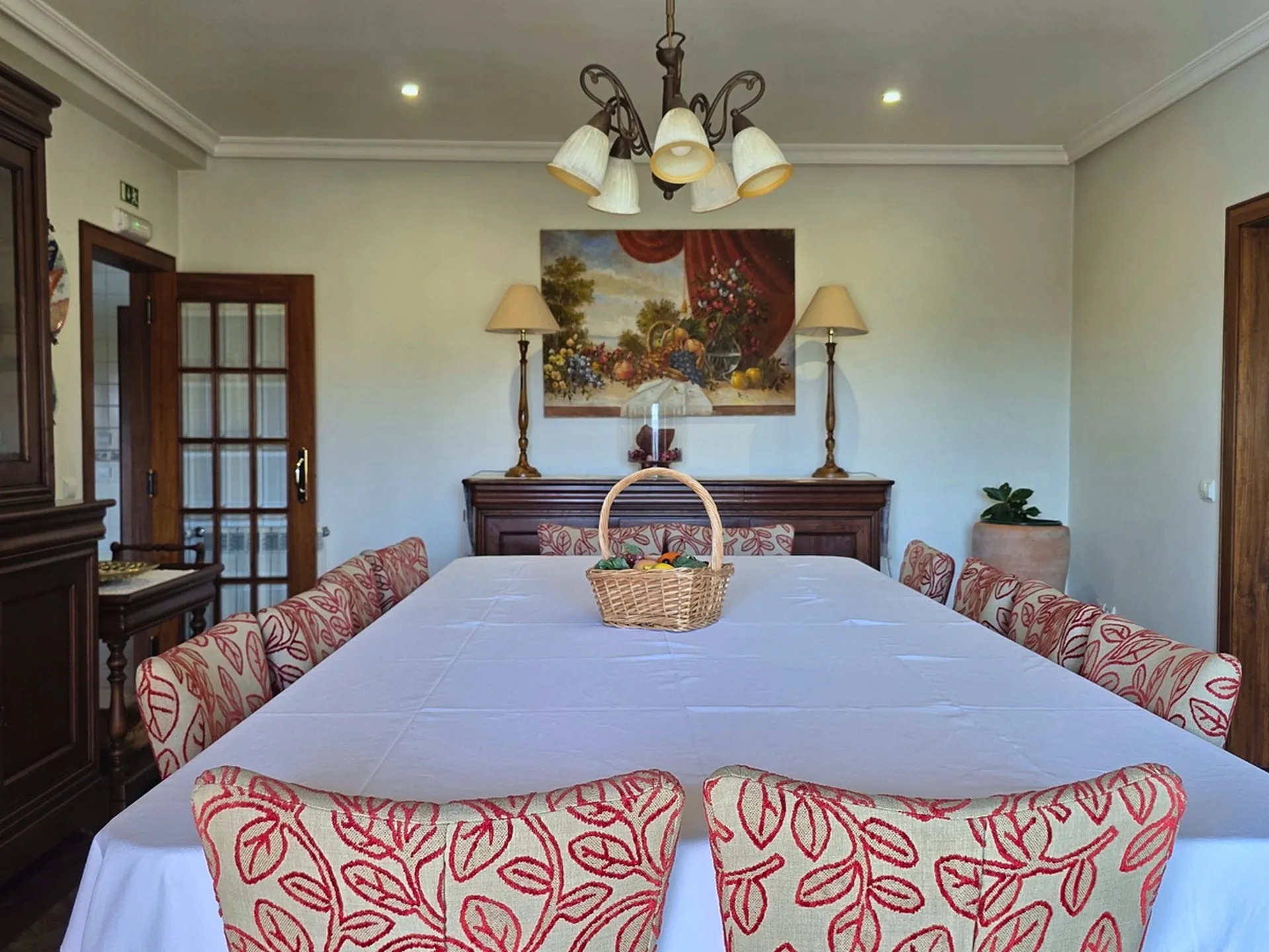 Sala de jantar com mesa para 12 pessoas