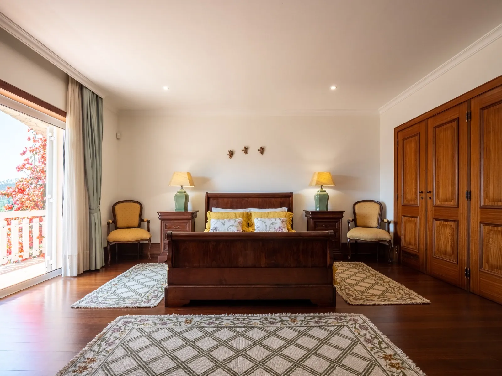 Quarto 1 — cama de casal e varanda